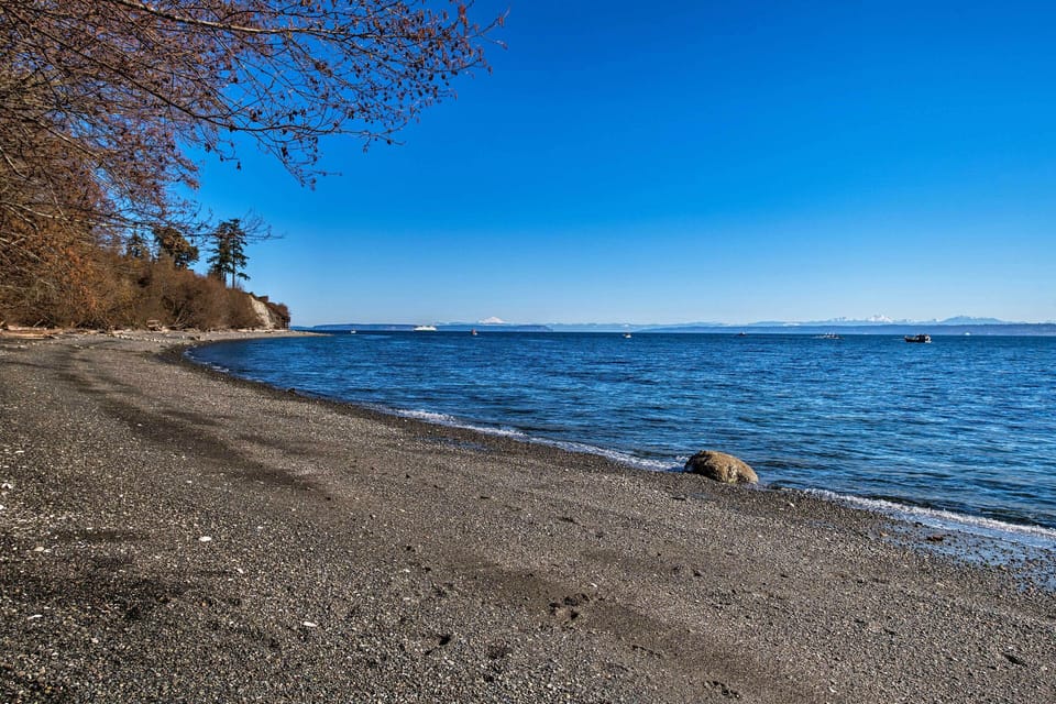 Puget Sound Escape: Private Beach & Oversized Deck Cottage in Puget Sound