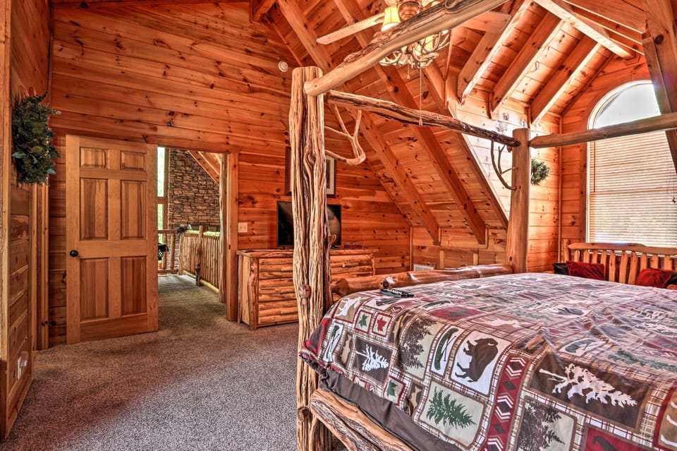 Pigeon Forge Getaway w/ Covered Patio & Hot Tub! Cottage in Pigeon Forge