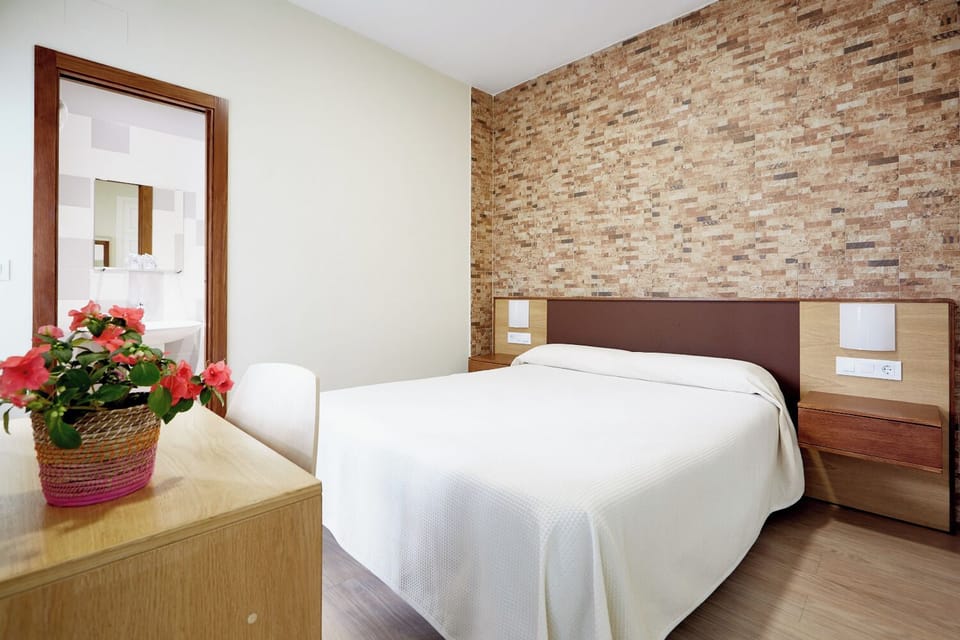 Basic Double or Twin Room, 1 Bedroom | Minibar, in-room safe, desk, laptop workspace