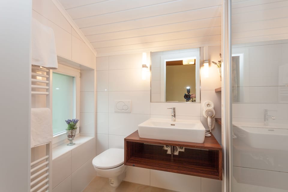 Standard Double Room | Bathroom | Shower, hair dryer, towels