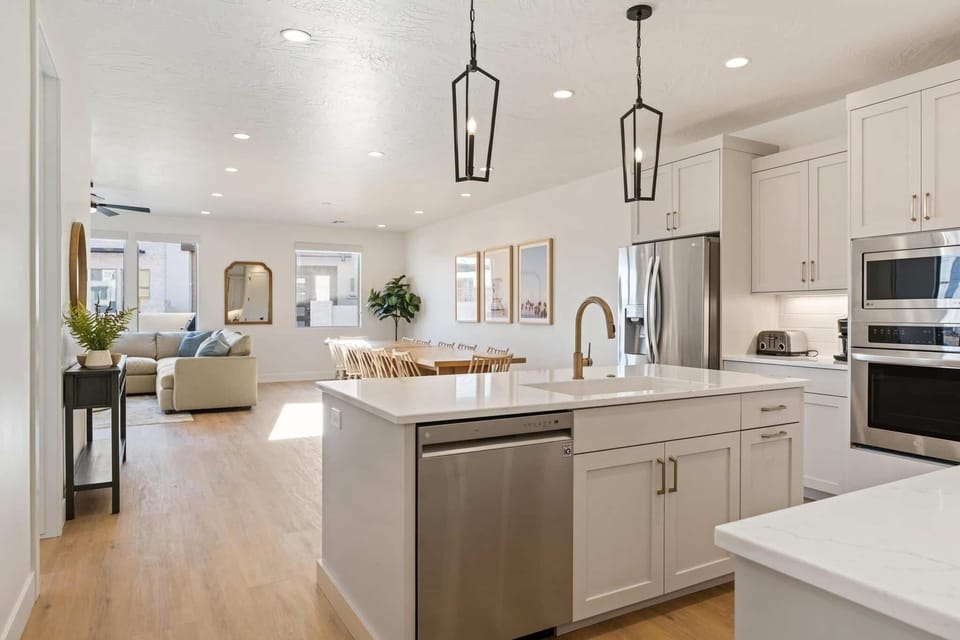 Townhome, 5 Bedrooms | Private kitchen | Fridge, oven, coffee/tea maker, toaster