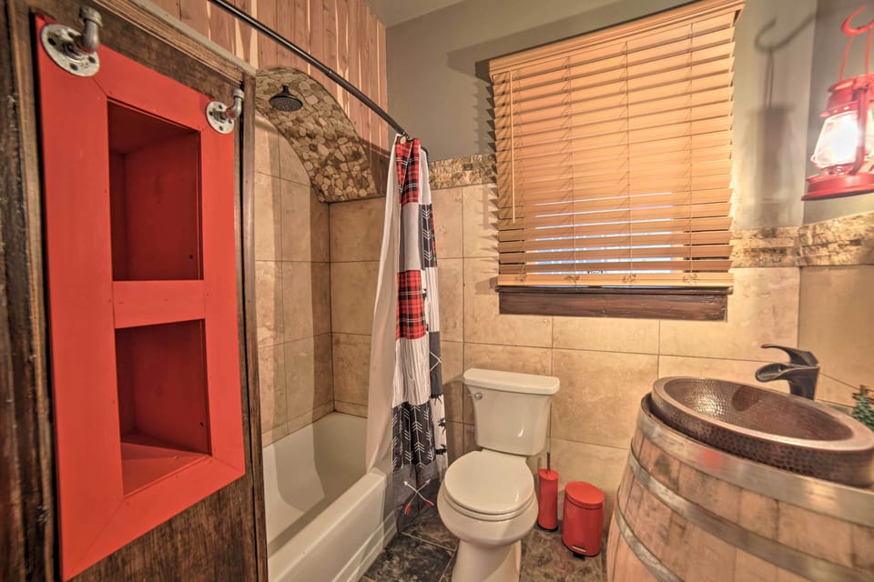 Walk to Waterfront: Dtwn Sturgeon Bay Retreat! Apartment in Sturgeon Bay
