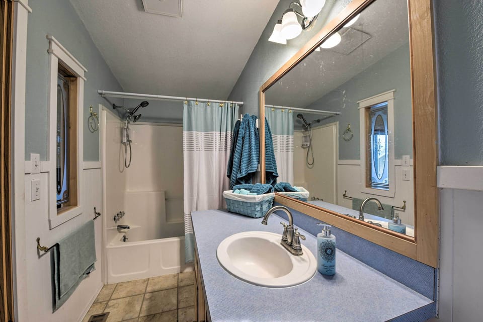 Cute Cottage w/ Deck Walk 115 Ft to Brewery & Cafe Cottage in Poulsbo