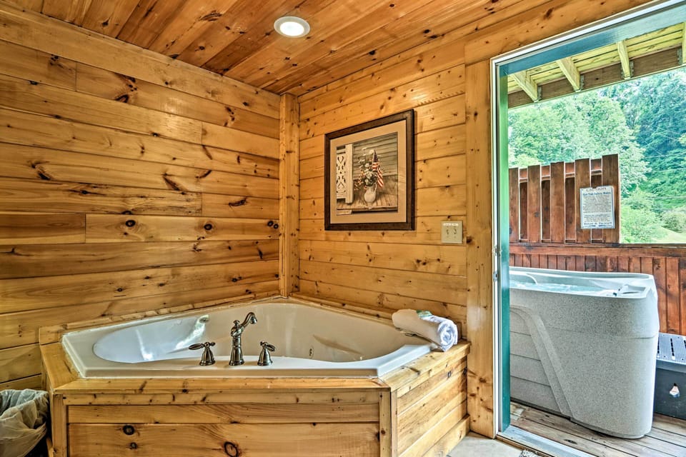 3 Mi to Dollywood: Hot Tub Hideaway in Smoky Mtns Cottage in Pigeon Forge