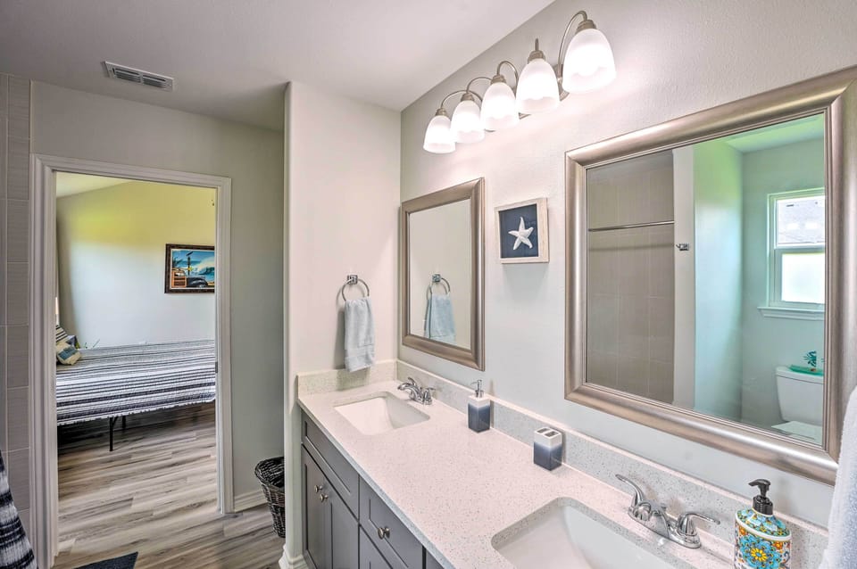 2 Mi to Boating: 'RR Sea House' in Aransas Pass! Cottage in Aransas Pass