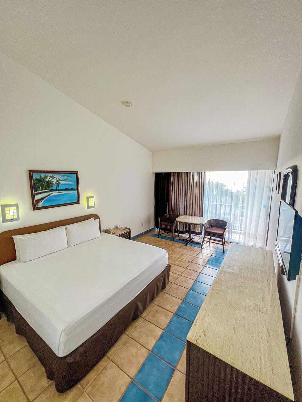 Standard Room, 1 King Bed | In-room safe, desk, iron/ironing board, bed sheets