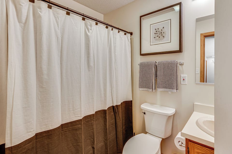 Riverfront Lincoln Condo w/ Patio + Pool Access! Apartment in Woodstock