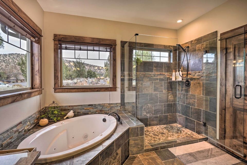 Modern Eagle Crest Escape w/ Patio & 2 Balconies! Cottage in Oregon