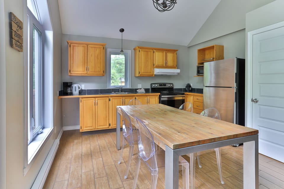Full-size fridge, coffee/tea maker, electric kettle