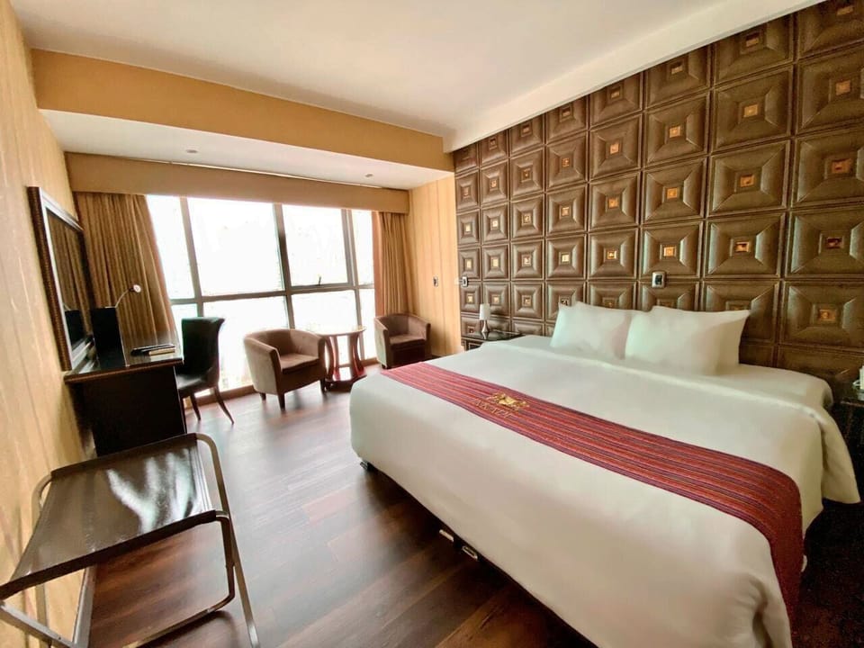 Junior Room | Minibar, in-room safe, desk, blackout drapes