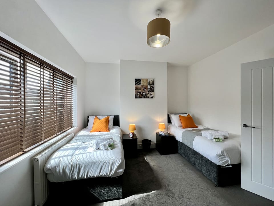 Family Townhome | 3 bedrooms, iron/ironing board, free WiFi
