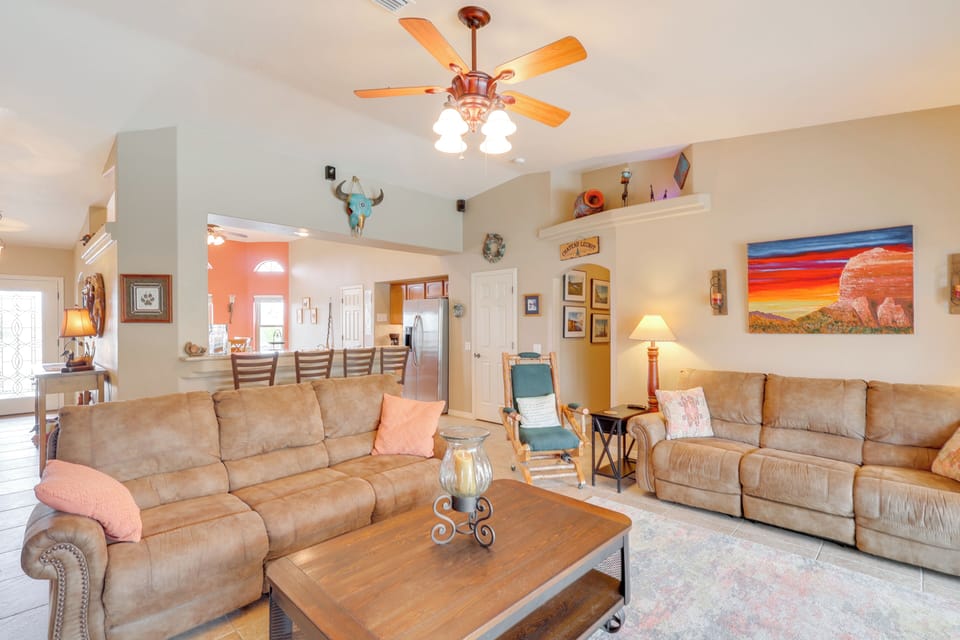 Living Room | Free WiFi | Smart TV | Central A/C