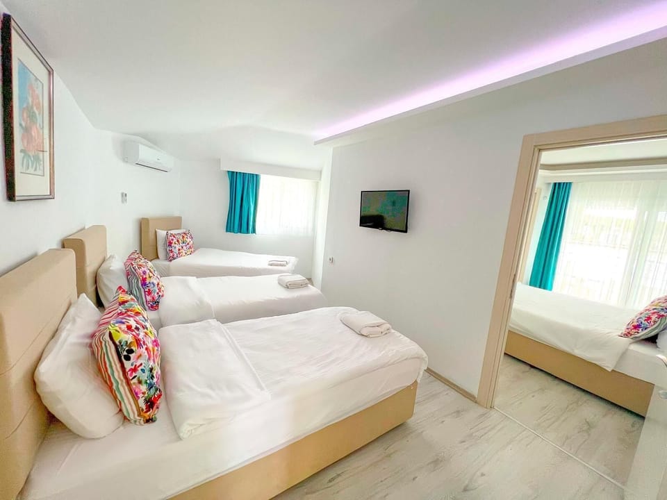 Family Suite, 2 Bedrooms, Connecting Rooms | Premium bedding, desk, WiFi (free), bed sheets