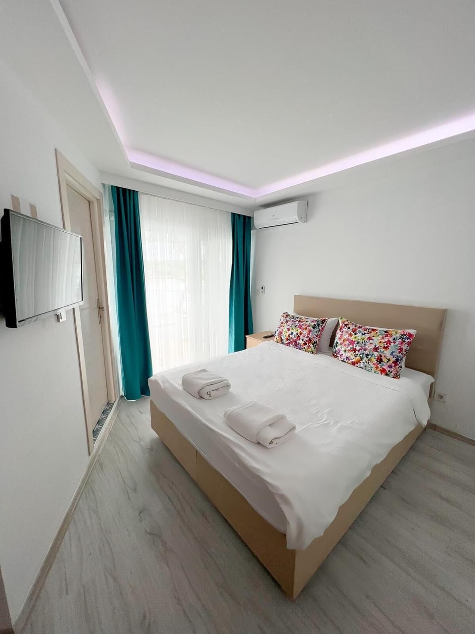 Family Suite, 2 Bedrooms, Connecting Rooms | Premium bedding, desk, WiFi (free), bed sheets