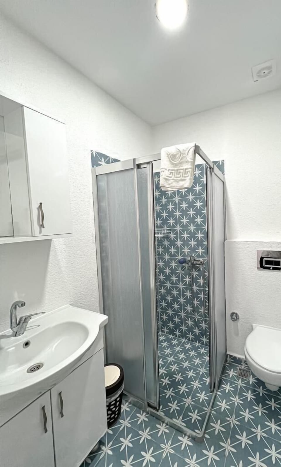 Standard Room | Bathroom | Shower, free toiletries, hair dryer, towels