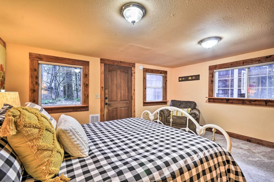 Walk to Zigzag River: The Sundance Cottage Cottage in Mount Hood Village