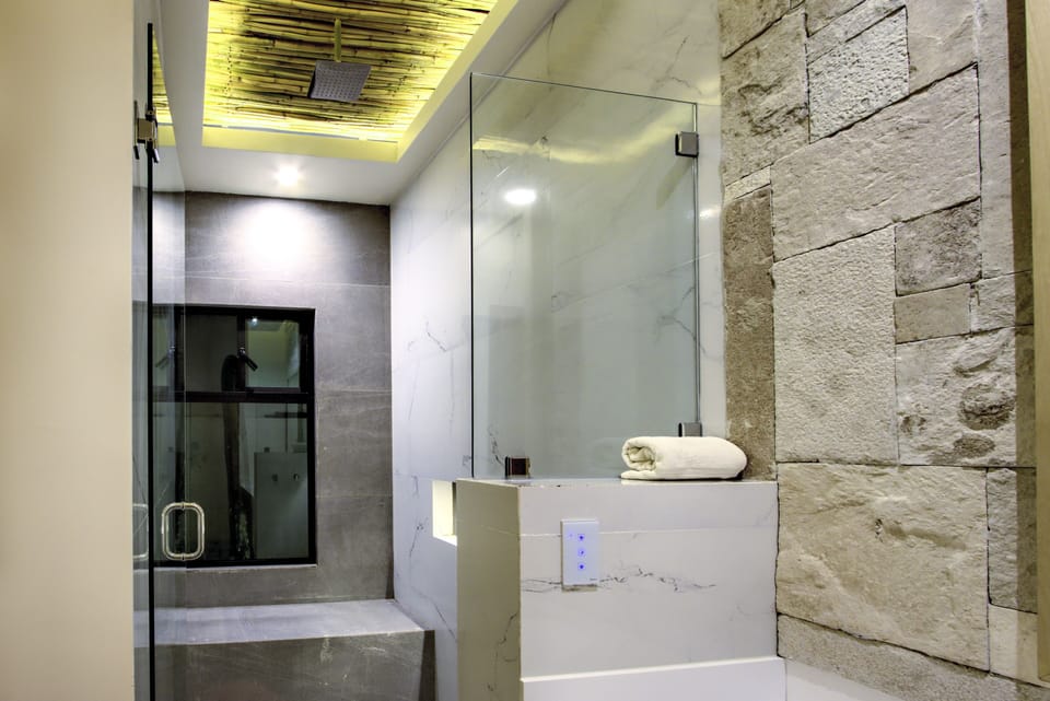 Villa Garden Suite | Bathroom | Shower, free toiletries, hair dryer, towels