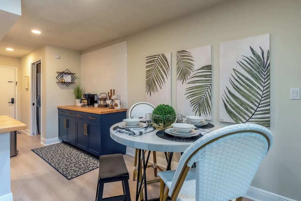 Dining area seats 4 comfortably at the table, as well as the option for seating for 2 at the counter.