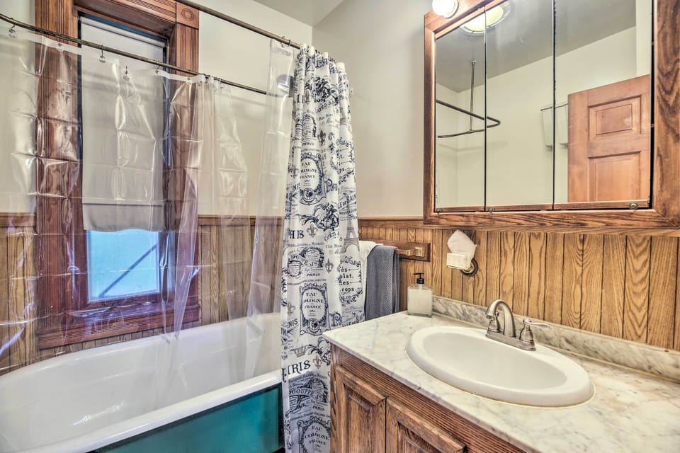 Historic Apartment - Half Mi to Lake Champlain! Apartment in Plattsburgh