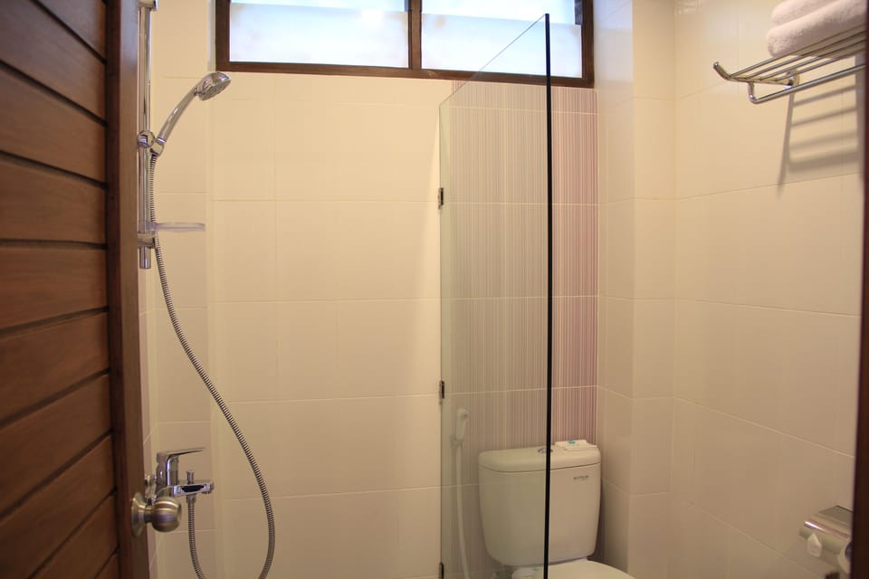 Shower, free toiletries, towels