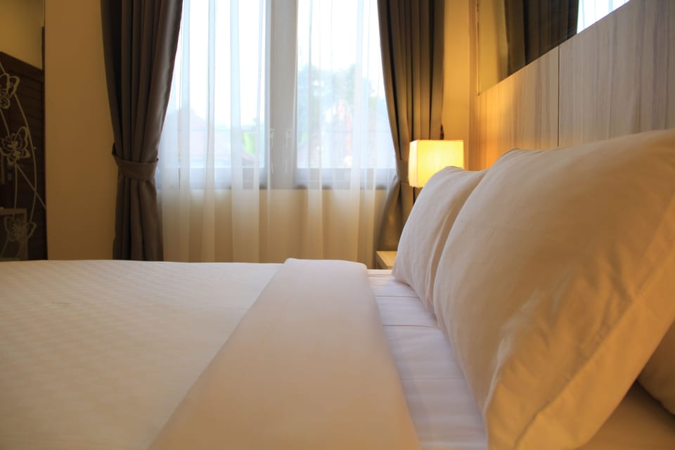 In-room safe, free WiFi, bed sheets