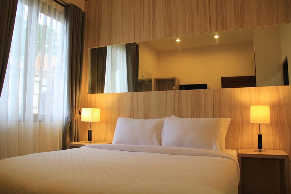 In-room safe, free WiFi, bed sheets