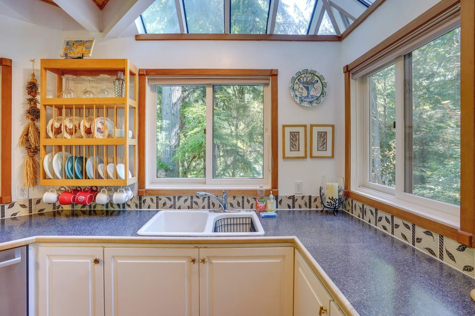 River Views, Private Hot Springs Tub, Forest, Deck Cottage in McKenzie River