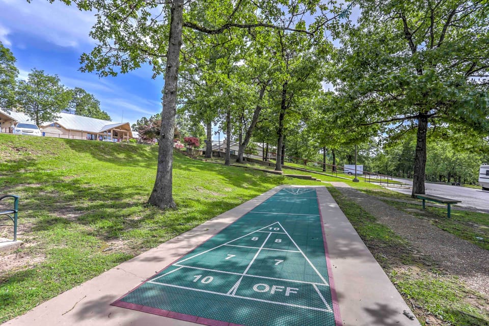 Branson Condo on Golf Course w/ Pool Access! Apartment in Missouri