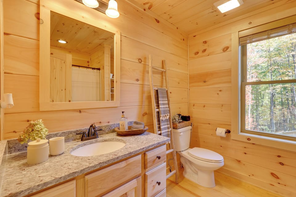 12 Mi to Sugar Mountain: Luxe Banner Elk Escape Cottage in Watauga