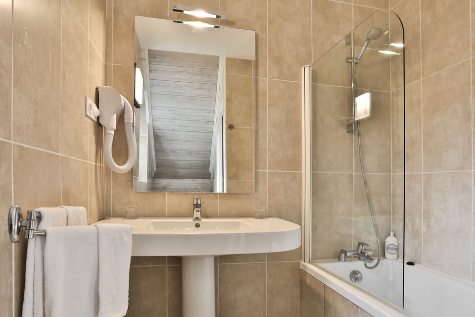 Classic Double Room | Bathroom | Free toiletries, hair dryer, bidet, towels