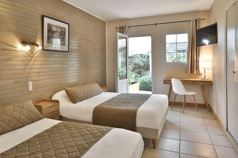 Triple Room | Hypo-allergenic bedding available, desk, blackout drapes, WiFi (free)