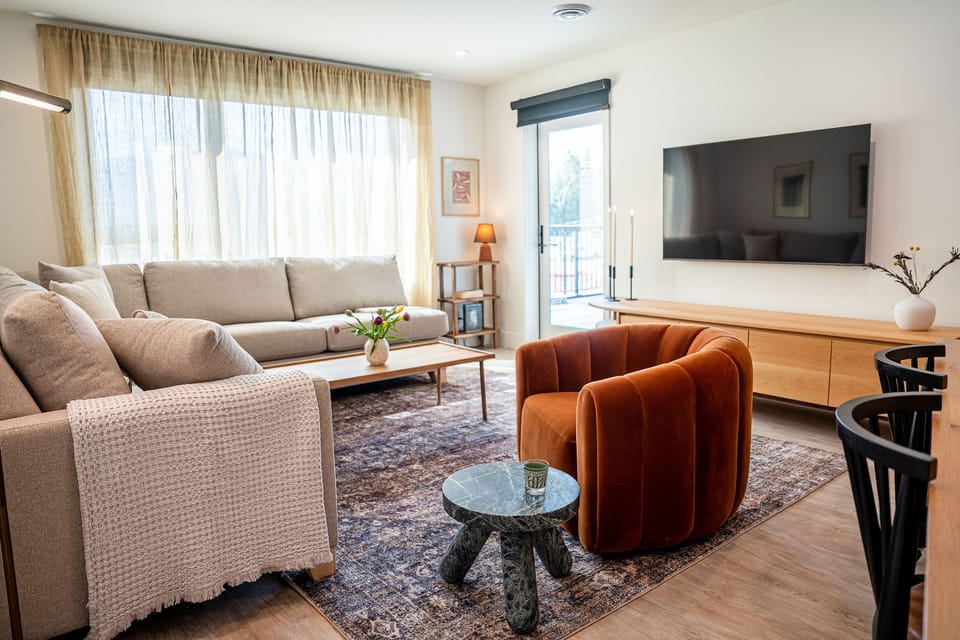 Condo | Living area | 40-inch flat-screen TV with digital channels, TV