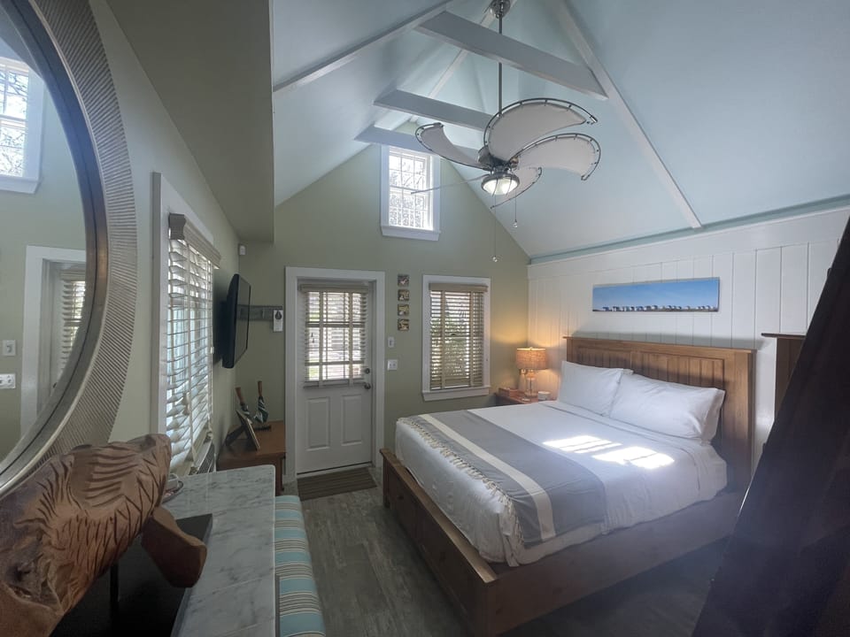 Koi Cottage | Premium bedding, iron/ironing board, WiFi (free), bed sheets