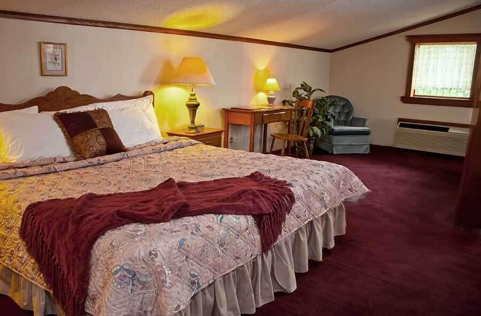 Master Suite | Desk, blackout drapes, soundproofing, iron/ironing board