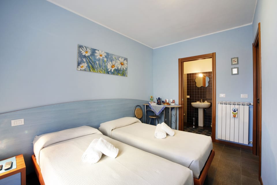 Double Room | Minibar, desk, free WiFi, bed sheets