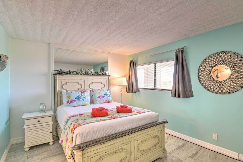 Ocean-view Balcony & Pool Access: Galveston Gem! Apartment in Galveston Island