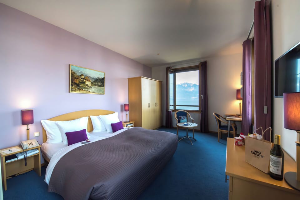 Superior Double or Twin Room, Lake View | Minibar, in-room safe, desk, blackout drapes