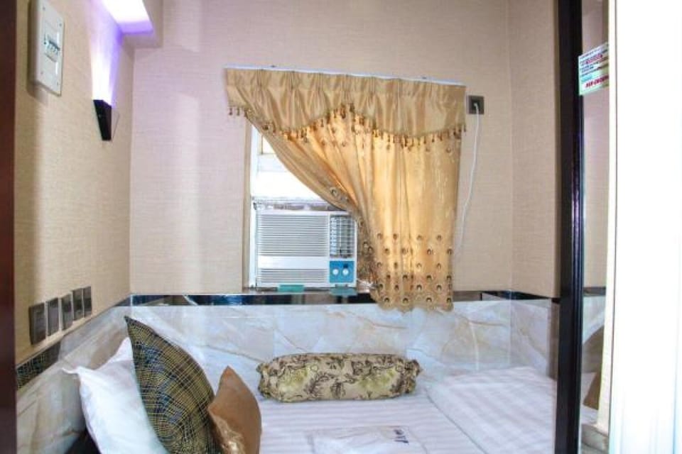 In-room safe, soundproofing, iron/ironing board, free WiFi