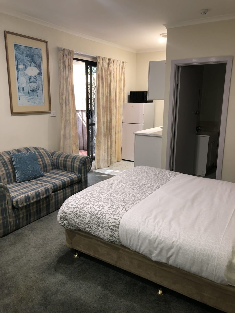 Economy Twin Room | Desk, iron/ironing board, free WiFi, bed sheets