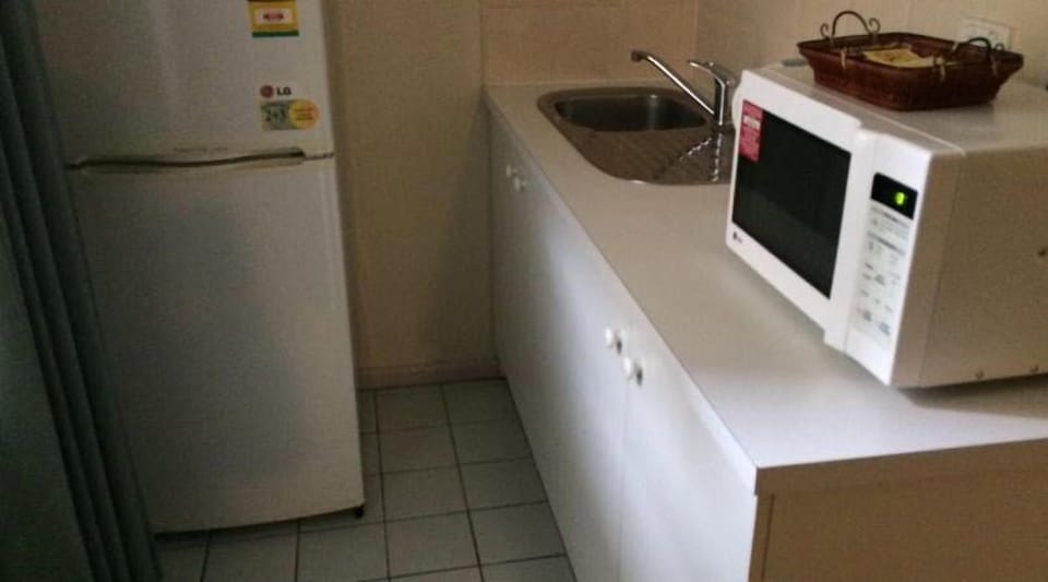 Economy Twin Room | Private kitchenette | Fridge, coffee/tea maker