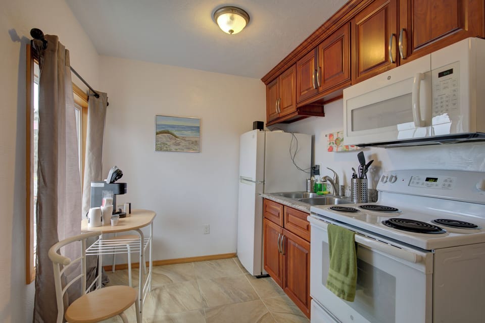 Deluxe Room, 1 Queen Bed with Sofa bed | Private kitchen | Microwave, coffee/tea maker, ice maker