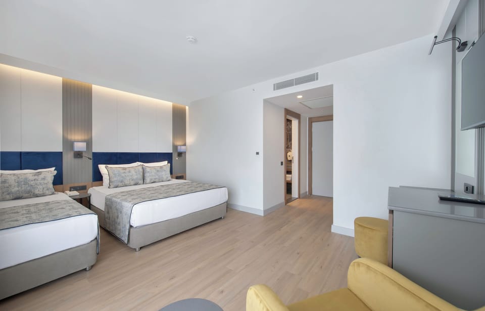 Standard Triple Room, Non Smoking | Minibar, in-room safe, free WiFi, bed sheets