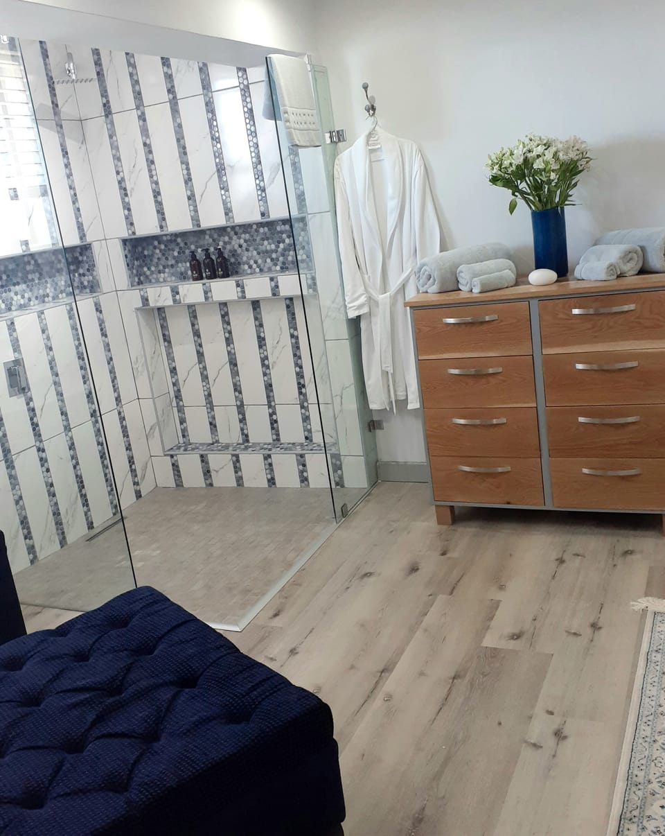 Luxury Double Room, Balcony, Sea View | Bathroom | Shower, rainfall showerhead, free toiletries, hair dryer