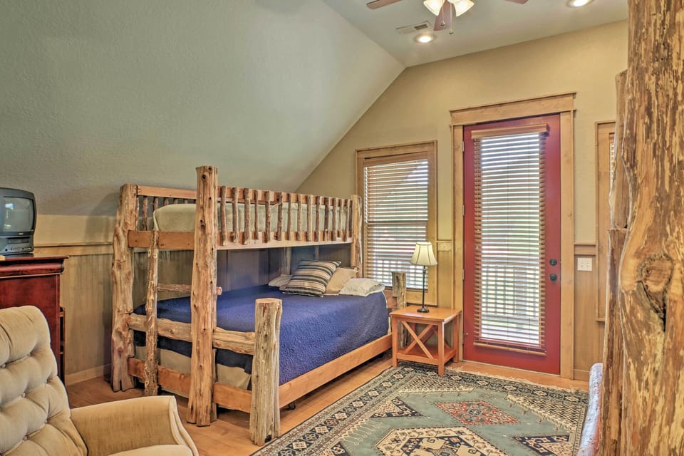 The Chalet at Kudzu Cove Cabins Resort Cottage in Guntersville Lake