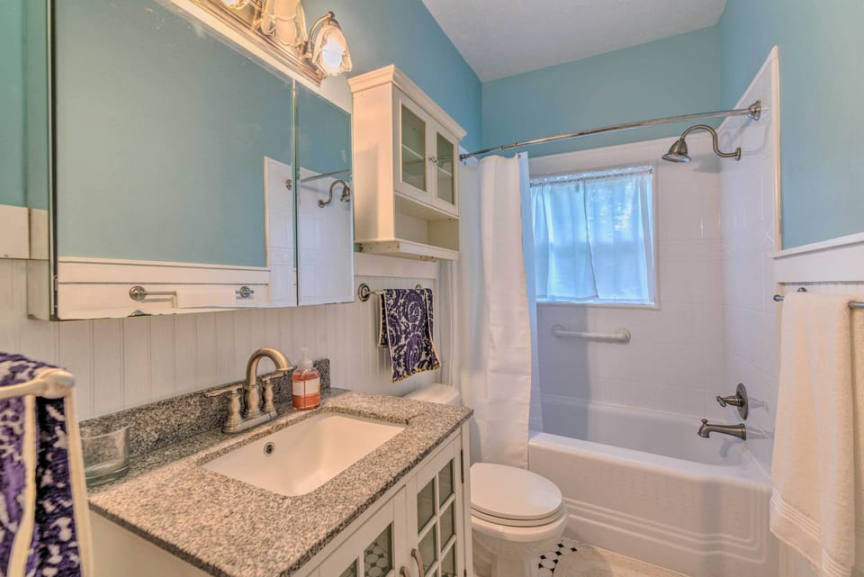 Chic Ocala Home w/ Yard ~ 1 Mi to Dtwn Square Cottage in Ocala