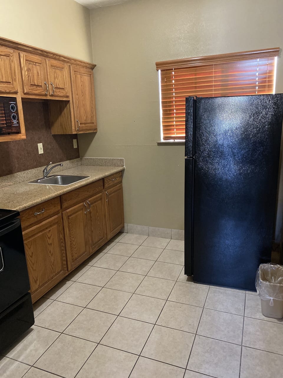 King Room with Kitchenette | Shared kitchen | Fridge, microwave, coffee/tea maker