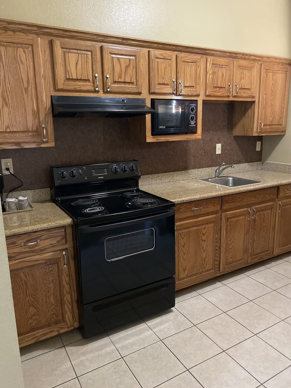 King Room with Kitchenette | Shared kitchen | Fridge, microwave, coffee/tea maker