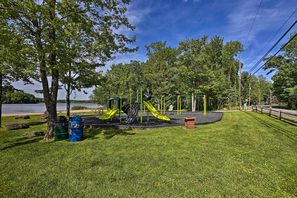 Deck & Fire Pit: Pocono Lake Home Near Skiing! Cottage in Coolbaugh Township