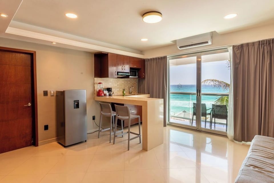 Premier Room | Private kitchen | Mini-fridge, coffee/tea maker