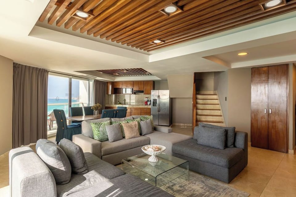 Diamond Suite | Living area | 32-inch flat-screen TV with cable channels, TV